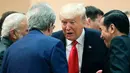 Presiden RI, Joko Widodo (kanan) saat berbincang dengan Presiden AS Donald Trump, PM India Narendra Modi dan PM Italia Paolo Gentiloni di sela-sela KTT G20 di Hamburg, Jerman, (8/7). (AFP Photo/Pool/Markus Schreiber)