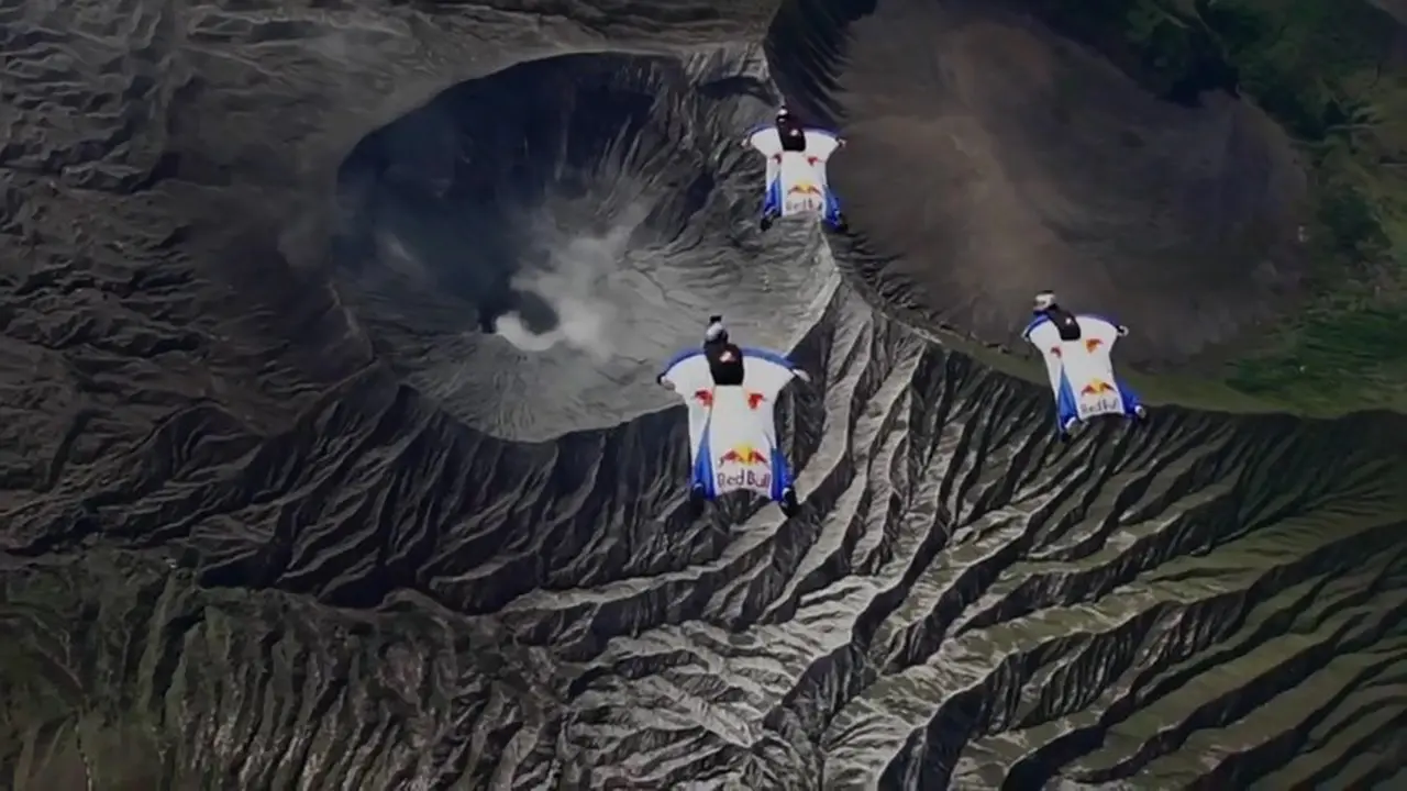 Nyali Manusia Bersayap Terbang di Atas Kawah Bromo 