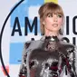 Penyanyi Taylor Swift menghadiri ajang American Music Awards 2018 di Los Angeles, Selasa (9/10). Taylor Swift yang akan menampilkan lagu "I Did Something Bad" datang dengan busana mirip bola disko yang menyilaukan mata (Kevork Djansezian/Getty Images/AFP)