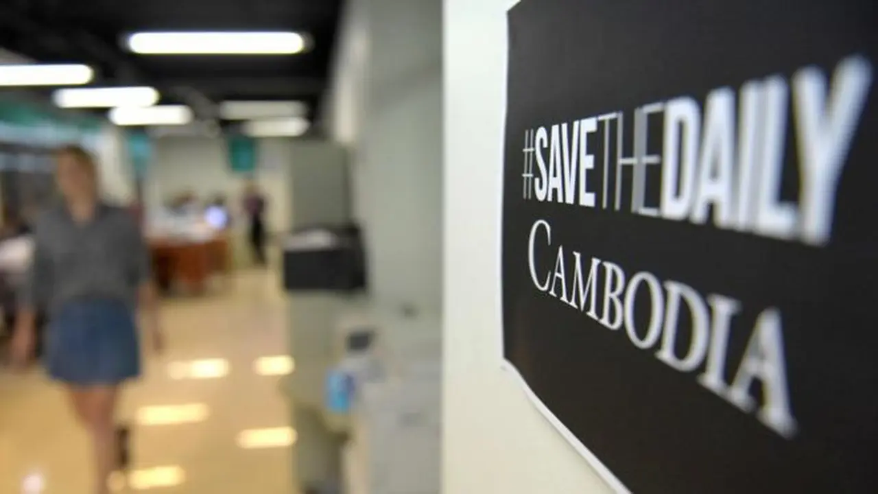 Harian Cambodia Daily yang ditutup akibat tak sanggup membayar pajak tinggi yang dibebankan pemerintah. (AFP)