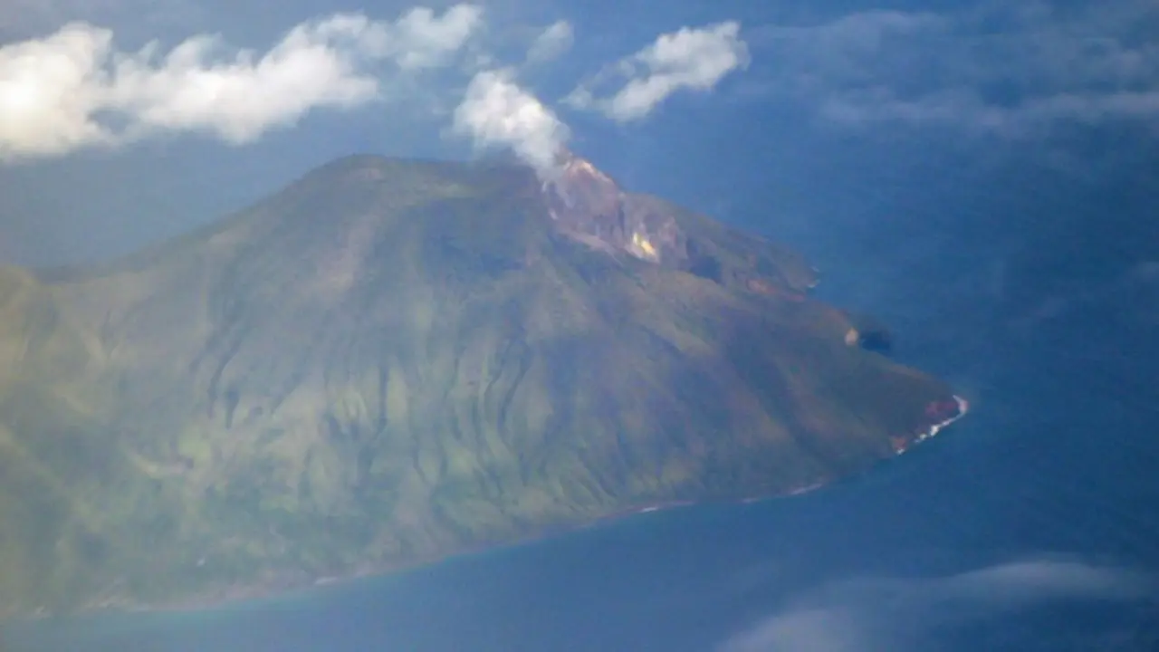 Panorama Gunung Iya dari atas dalam perjalanan penerbangan pesawat dari Denpasar ke Dini.