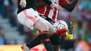 Penyerang MU, Wayne Rooney (kiri) berebut bola dengan bek Southampton, Victor Wanyama pada lanjutan Liga Premier Inggris di Stadion St. Mary, Minggu (20/9/2015). MU menang atas Southampton dengan skor 3-2. (Reuters/Stefan Wermuth)