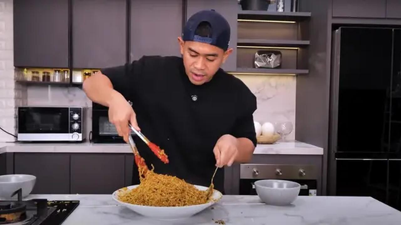 Tanboy Kun memasak 12 bungkus Mie Sedaap Goreng ala Chef Devina.