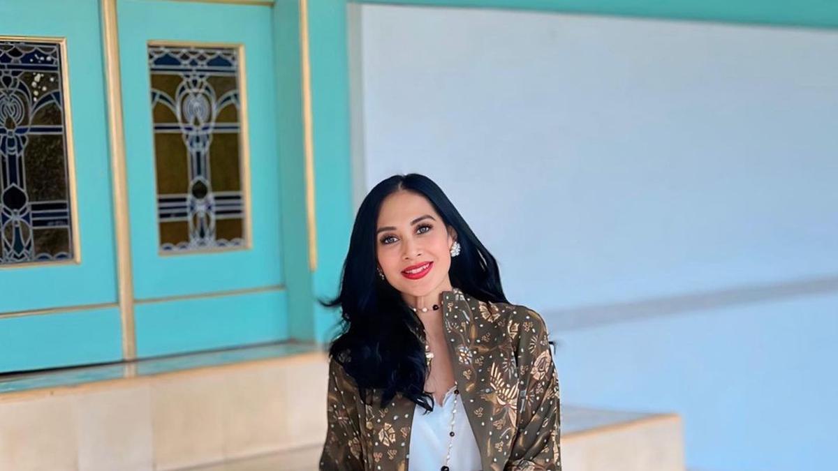 Inspirasi Model Cardigan Panjang Diah Permatasari, Elegan dan Anggun