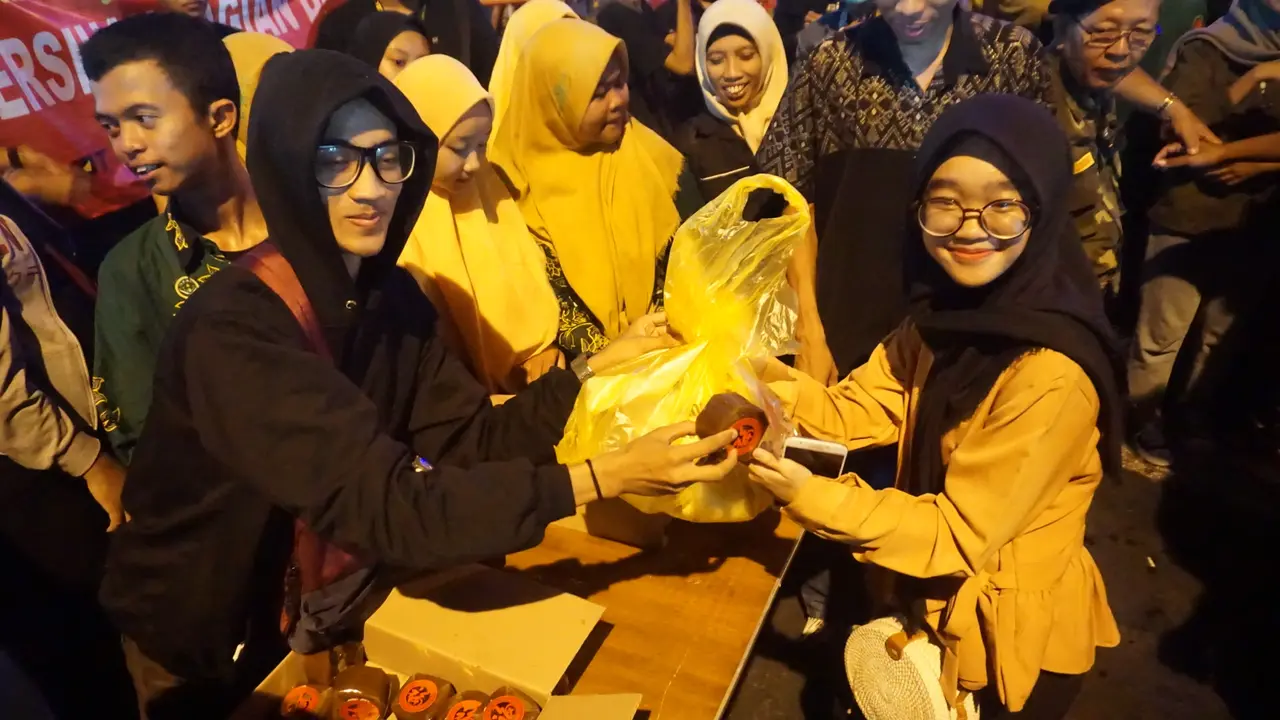 Penukaran Sampah dengan Kue Keranjang