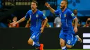 Gelandang Timnas Italia, Claudio Marchisio (kiri) berlari merayakan golnya dan membuka keunggulan Italia atas Inggris di babak penyisihan Piala Dunia 2014 Grup D di Amazonia Arena, Manaus, Brasil, (15/6/2014). (REUTERS/Kai Pfaffenbach)