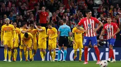 Penyerang Barcelona, Joao Felix (ketiga kiri) merayakan gol pembuka bersama Fermin Lopez dan Robert Lewandowski saat pertandingan sepak bola Liga Spanyol melawan Atletico de Madrid di Stadion Metropolitano, Madrid, 17 Maret 2024. (OSCAR DEL POZO/AFP)