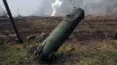 Bagian dari rudal tergeletak di atas tanah setelah ledakan gudang senjata di pangkalan militer Ukraina di Balakliya, Kamis (23/3). Ledakan di wilayah Kharkiv ini kemungkinan besar disebabkan oleh tindakan sabotase. (AP Photo/Mykhailo Andriiv)