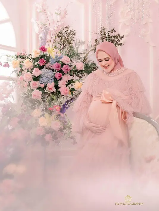 <p>Tidak hanya menjalani satu sesi photoshoot, Cut Meyriska juga sempat berganti baju dengan memakai tutu gown berwarna pink. (Instagram/Rogerojey).</p>