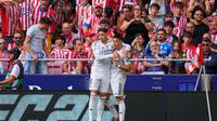 Arda Guler merayakan gol keduanya bersama Federico Valverde dalam laga La Liga antara Real Madrid dan Atletico Madrid di Stadion Metropolitano - AP Photo/Manu Fernandez