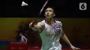 Bertanding melawan Kenta Nishimoto, Jonatan Christie menang 3-2 (17-21, 21-13, 21-11). (Liputan6.com/Helmi Fithriansyah)