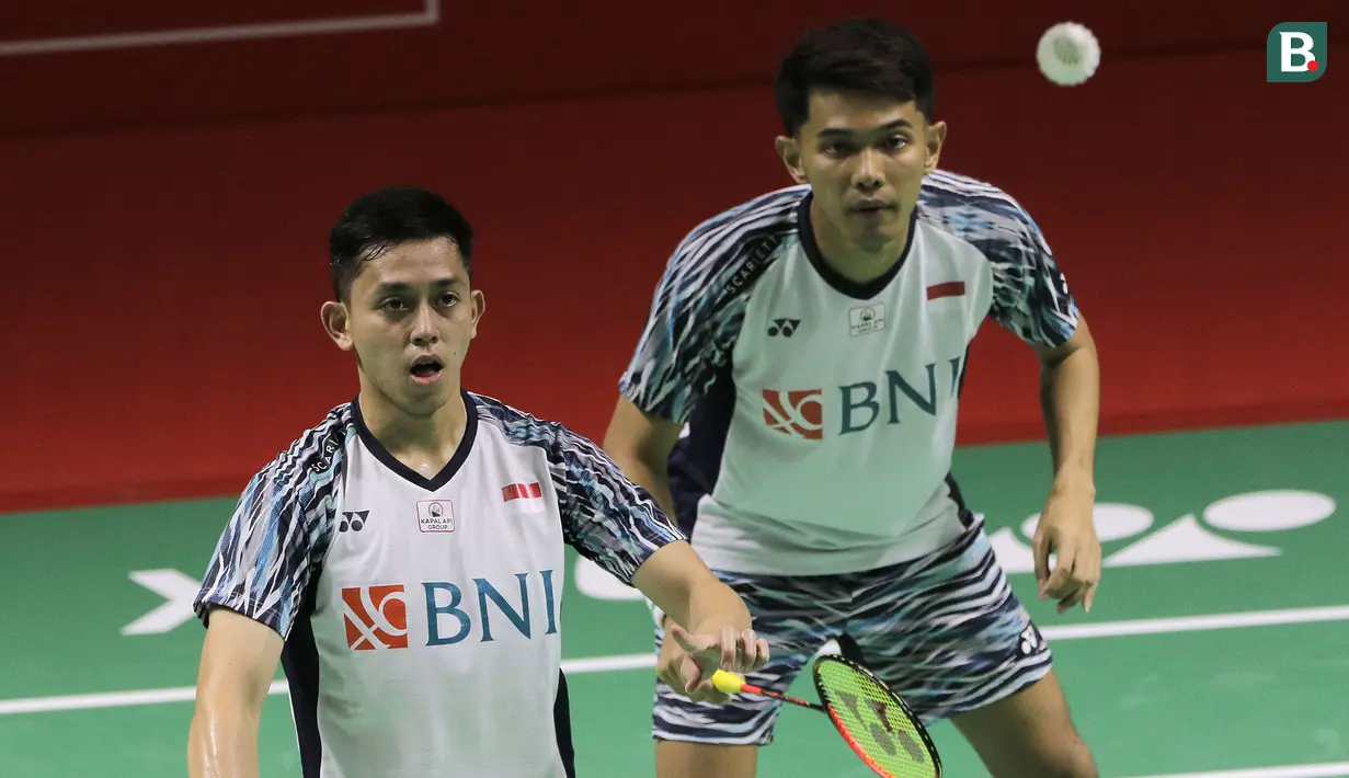 Fajar Alfian/Muhammad Rian Ardianto mengikuti jejak The Minions usai menang atas rekannya di pelatnas, Pramudya Kusumawardana/Yeremia Erich Yoche Yacob Rambitan dengan rubber game 16-21, 21-17 dan 21-13. Fajar Rian akan bertemu pasangan Cina Taipei, Lee Yang/Wang Chi-Lin di perempatfinal. Sementara tiga pasangan lain terhenti di 16 besar, yaitu Sabar Karyaman Gutama/Moh Reza Pahlevi Isfahani dan Mohammad Ahsan/Hendra Setiawan dan Leo Rolly Carnando/Daniel Marthin. (Bola.com/Ikhwan Yanuar)