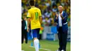 Pelatih Brasil, Luiz Felipe Scolari (kanan) memberikan arahan kepada Oscar saat berlaga di babak penyisihan Piala Dunia Grup A di Estadio Castelao, Brasil, (18/6/2014). (REUTERS/Marcelo Del Pozo)