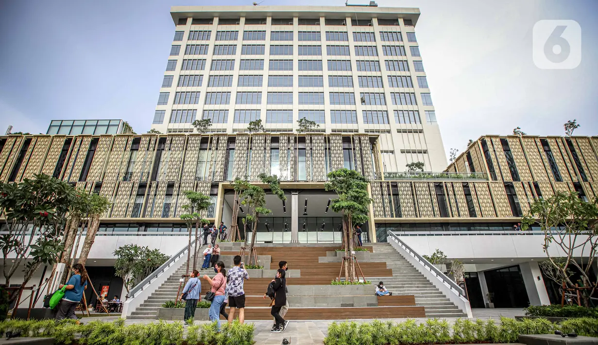Pejalan kaki melintas di depan Gedung Sarinah yang beroperasi kembali  di Jalan MH Thamrin Jakarta Pusat, Senin (21/3/2022). Pembukaan dilakukan setelah pusat perbelanjaan pertama di Indonesia ini melalui proses pemugaran gedung untuk pembaruan dan penyegaran. (Liputan6.com/Faizal Fanani)