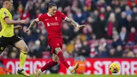 Pemain Liverpool, Darwin Nunez berusaha mencetak gol ke gawang Burnley pada laga lanjutan Liga Inggris 2023/2024 di Anfield, Liverpool, Inggris, Sabtu (10/02/2024). (AP Photo/Jon Super)