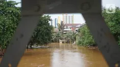 Sungai Ciliwung meluap saat banjir merendam kawasan Rawajati, Jakarta Selatan, Sabtu (8/2/2020). Hujan yang terjadi semalaman menyebabkan Sungai Ciliwung kembali meluap hingga membuat rumah warga di kawasan tersebut terendam air setinggi 50 cm hingga 1 m. (Liputan6.com/Immanuel Antonius)