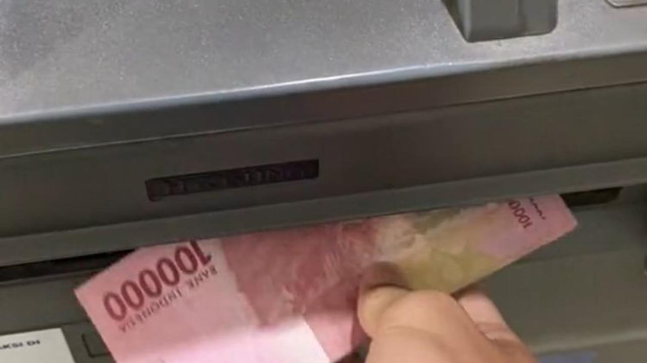 Sepulang sekolah, ia lalu mampir ke ATM untuk mengambil uang.