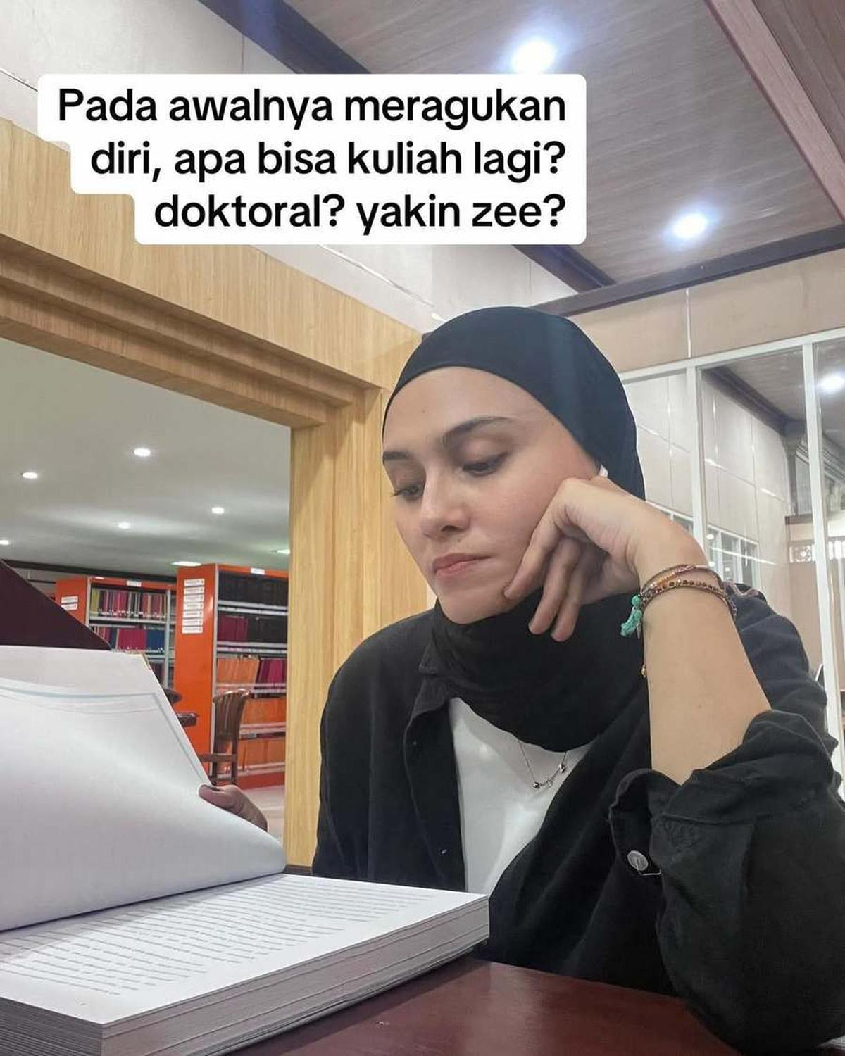 8 Potret Perjuangan Zee Zee Shahab Tempuh Pendidikan S3, Awalnya Ragu dengan Diri Sendiri - Akui Sering Nangis dan Ingin Menyerah