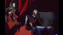 Madonna terlihat kehilangan keseimbangan akibat kesalahan kostum ketika menaiki anak tangga saat tampil di BRIT Awards 2015 di London, Rabu (25/2/2015) malam. (REUTERS/Toby Melville)