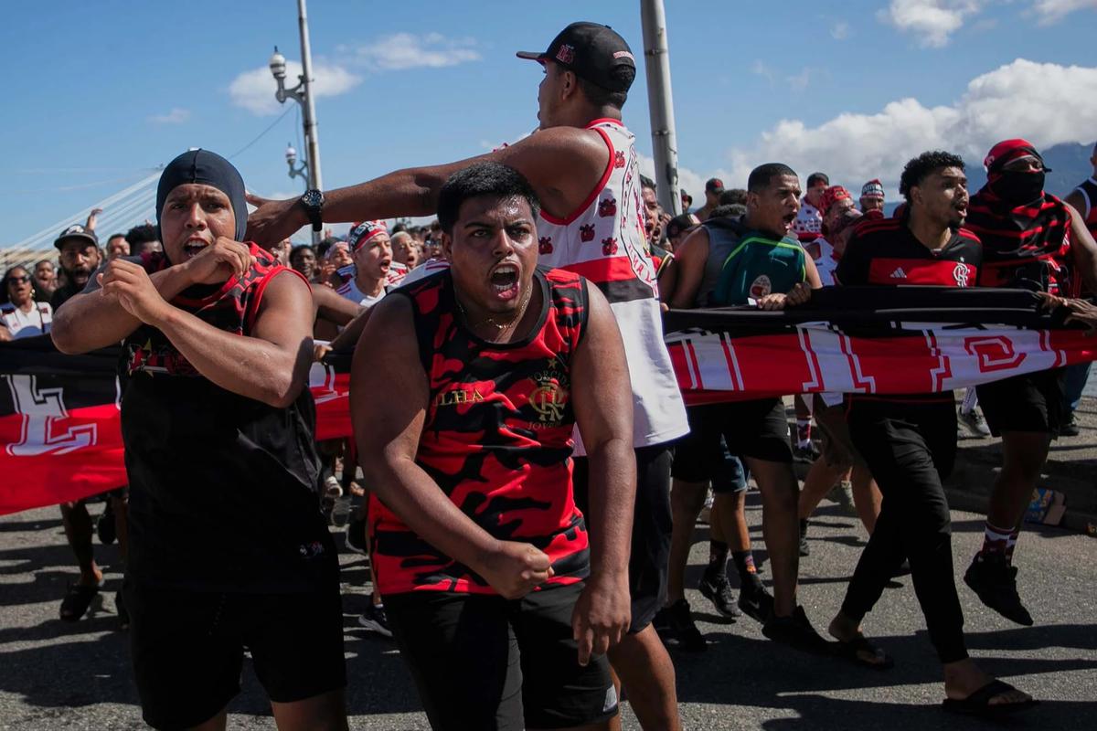 FOTO: Bentrokan Polisi dan Suporter Warnai Keberangkatan Flamengo