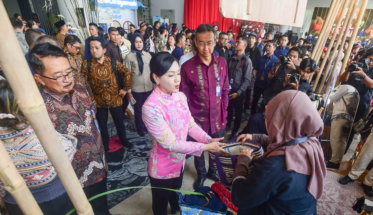 Ketua Dewan Komisioner Otoritas Jasa Keuangan (OJK Friderica Widyasari Dewi didampingi   Presiden Direktur BCA Gregory Hendra Lembong menyaksikan produk tas saat  kegiatan BCA UMKM Fest 2026 di Indonesia Arena, Senayan, Jakarta, Jumat, 21 Agustus 2026. (KLY/ Arie Basuki)