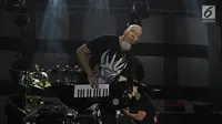 Pemain Keyboard band beraliran metal progresif Dream Theater, Jordan Rudess menunjukkan aksinya dalam JogjaRockarta International Music Festival 2017 di Stadion Kridosono, Jogjakarta, Jumat (29/9). (Liputan6.com/Herman Zakharia)