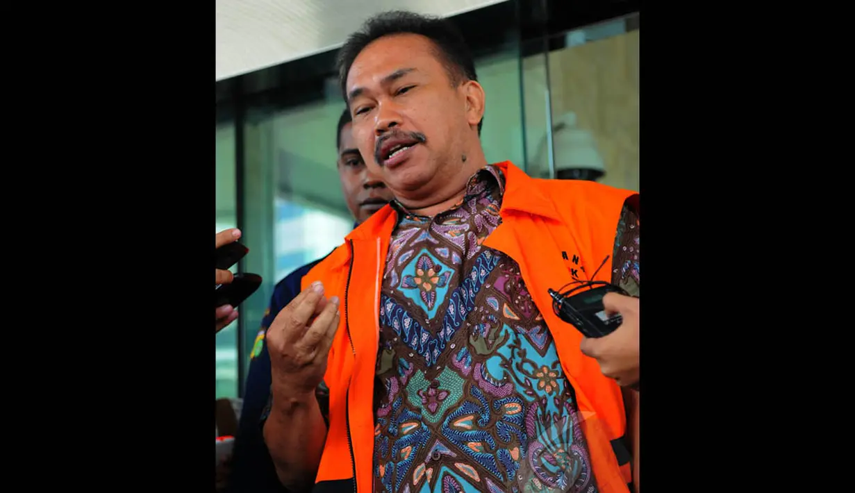Raja Bonaran Situmeang diperiksa KPK sebagai tersangka kasus sengketa Pilkada Kabupaten Tapanuli Tengah tahun 2011, Selasa (30/12/2014). (Liputan6.com/Faisal R Syam)