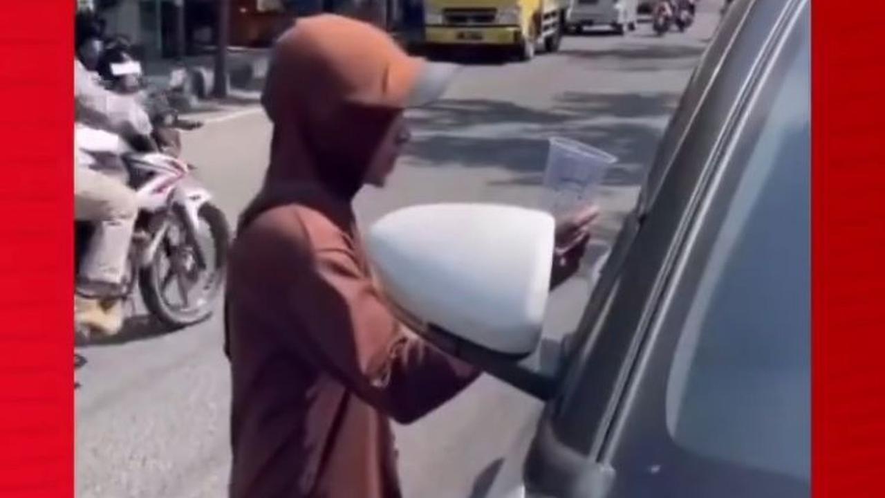 Sehari-hari, Aris mengemis di kawasan lampu merah Puri Pati. Pendapatannya dalam sehari lumayan besar. Kisaran Rp100 ribu.