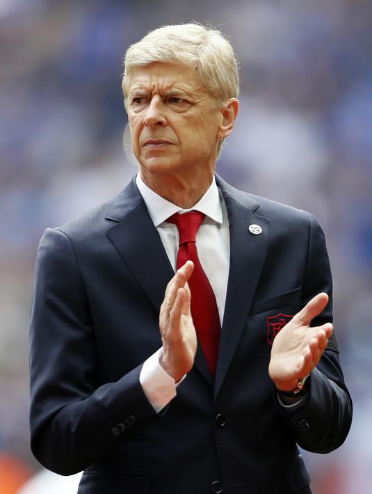 Gaya pelatih Arsenal, Arsene Wenger saat laga melawan Chelsea pada Community Shield 2017  di Wembley Stadium, London, (6/8/2017). Arsenal menang lewat adu penalti 4-1. (AFP/Kirsty Wigglesworth)