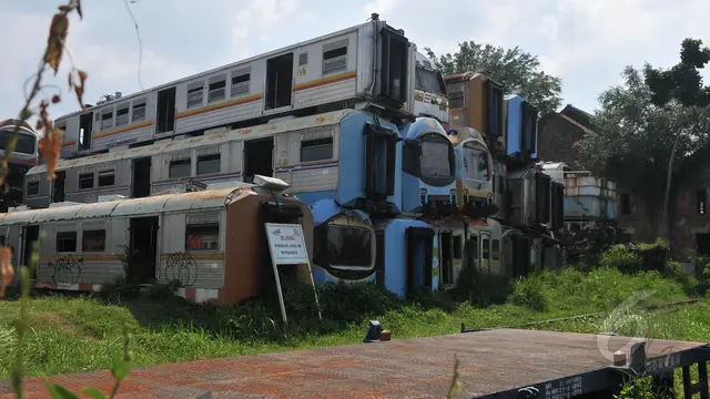 Penampakan Kuburan Bangkai KRL Ekonomi di Purwakarta