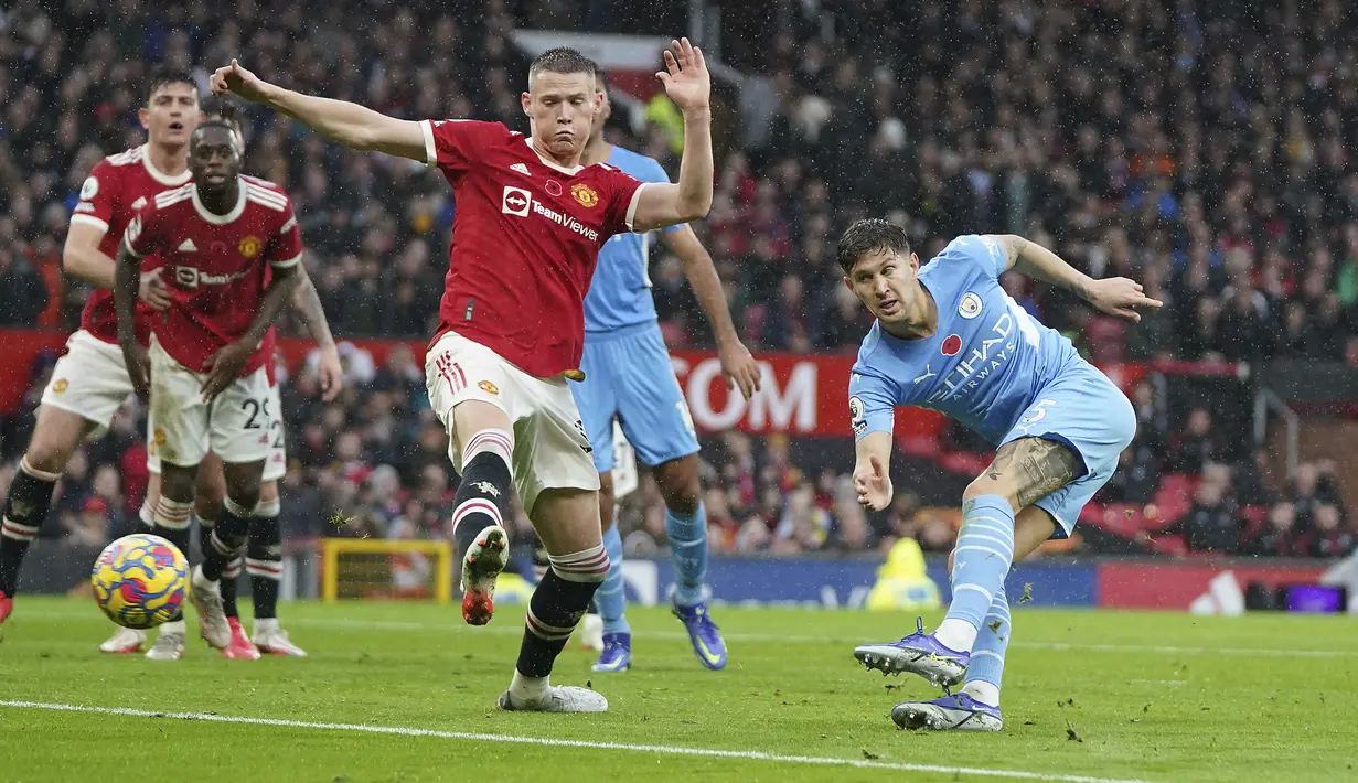 Manchester City juga unggul dari segi percobaan tembakan ke gawang. John Stones dan kawan-kawan melakukan 16 kali percobaan, sementara Manchester United hanya 5 kali. (AP/Jon Super)
