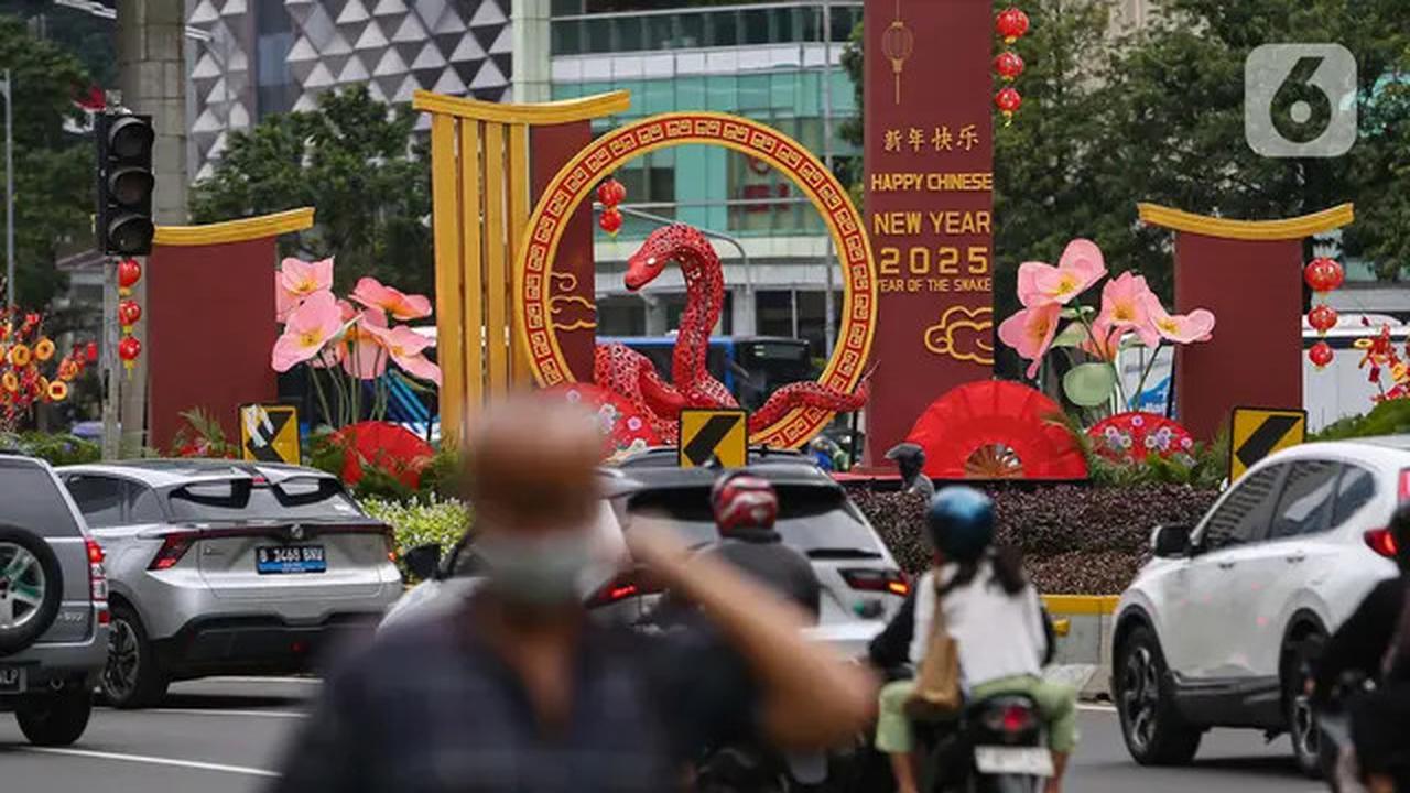 Semarak Kawasan Bundaran Hotel Indonesia dengan Ornamen Khas Perayaan Imlek