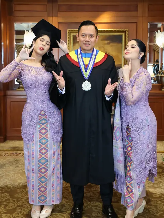 Dengan cutting-an kebay berbeda, Annisa dan Almira kenakan ulos bermotif Sadum dari Mandailing. Dalam budaya Batak, paduan kebaya dan motif ulos ini memiliki makna perempuan yang mengantarkan laki-laki dalam meraih cita-cita [@annisayudhoyono]