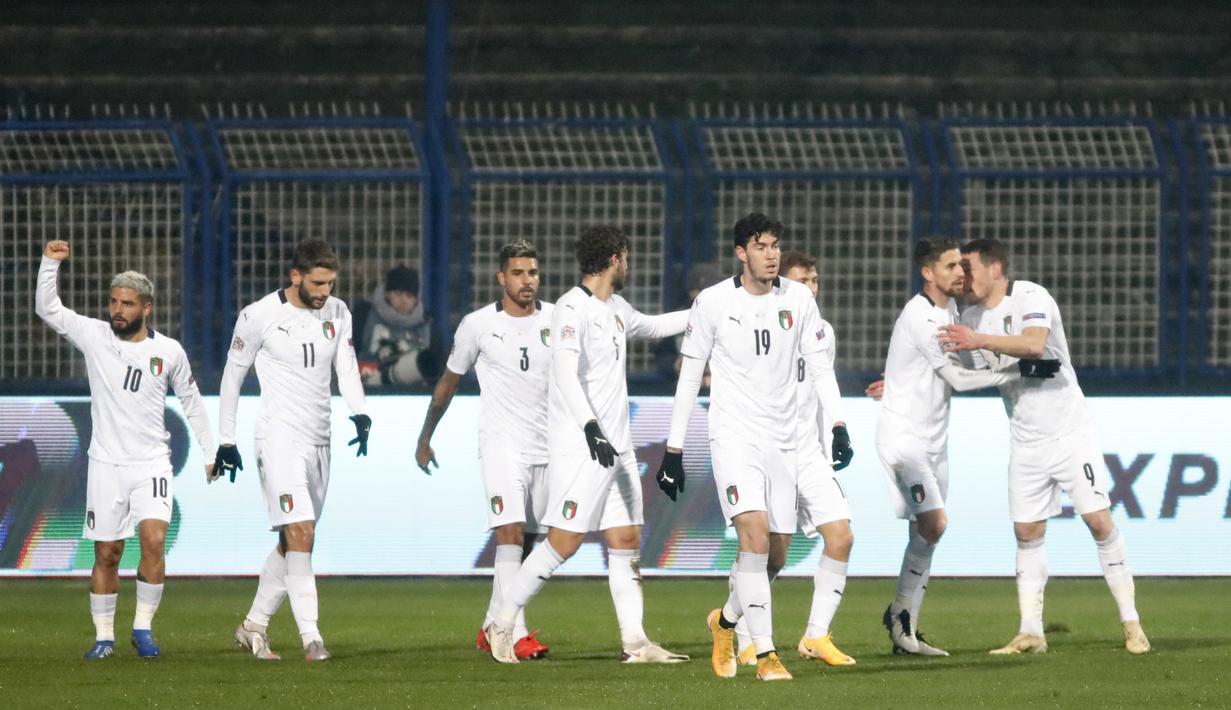 Para pemain Italia merayakan setelah Andrea Belotti dari Italia mencetak gol pembuka timnya selama pertandingan UEFA Nations League antara Bosnia-Herzegovina dan Italia, di Sarajevo, Bosnia, Rabu (18/11/2020). Italia menang 2-0 atas Bosnia-Herzegovina. (AP Photo / Kemal Softic)