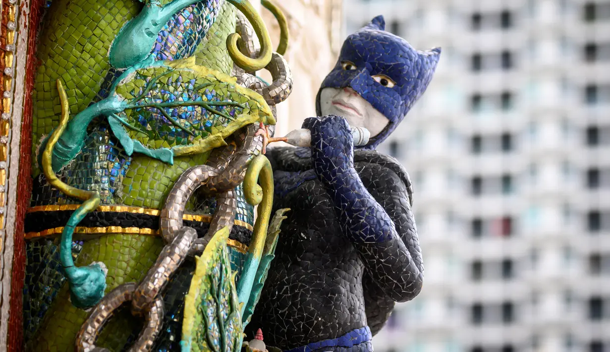 Patung Batman terlihat pada dinding Kuil Buddha Wat Pariwat atau Kuil David Beckham di Bangkok, Thailand, Selasa (14/7/2020). Kuil David Beckham dihiasi dengan patung-patung superhero, karakter komik, makhluk mitos dan imajiner, serta tokoh dunia. (Mladen ANTONOV/AFP)