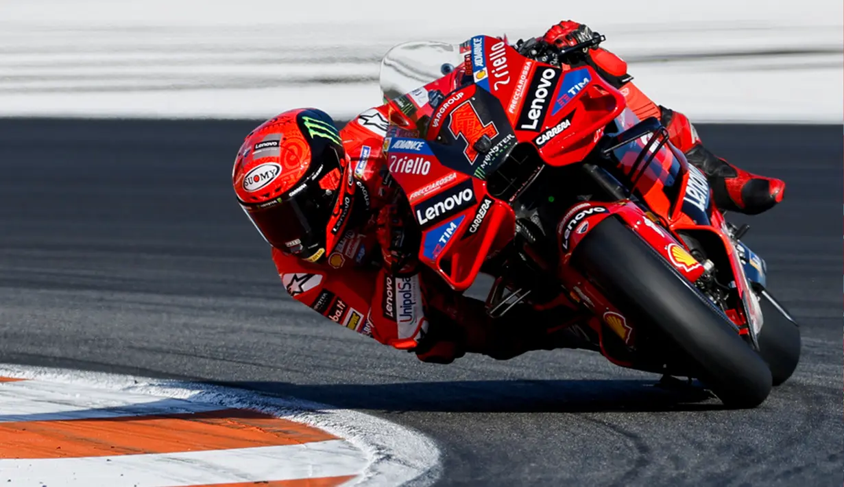 Bagnaia memanfaatkan situasi ini dan memimpin balapan. Namun, Martin tidak tinggal diam. Tidak butuh waktu lama baginya untuk menempel Bagnaia di MotoGP Valencia 2023. (AP Photo/Alberto Saiz)