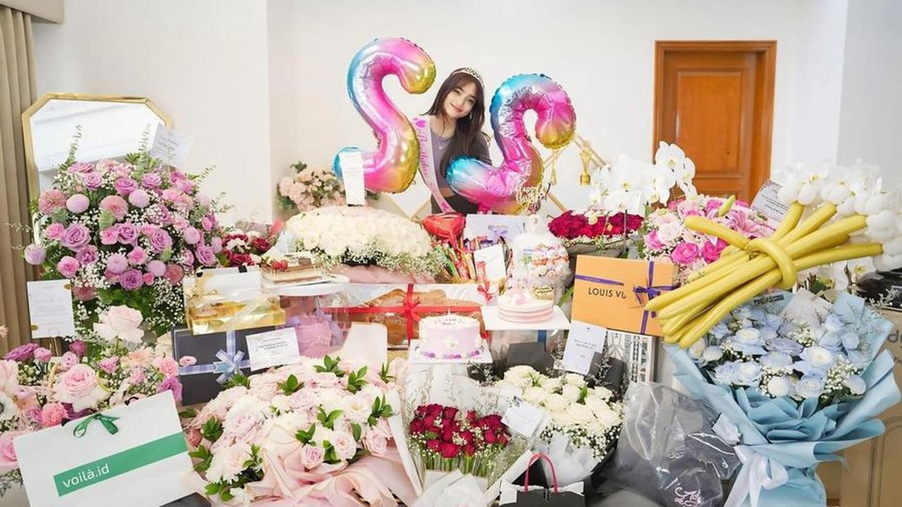 8 Potret Ulang Tahun Fuji yang Dirayakan Berkali-Kali, Dapat Segunung Kado dan Bunga - Sempat Ziarah ke Makam Vanessa Angel-Bibi Ardiansyah