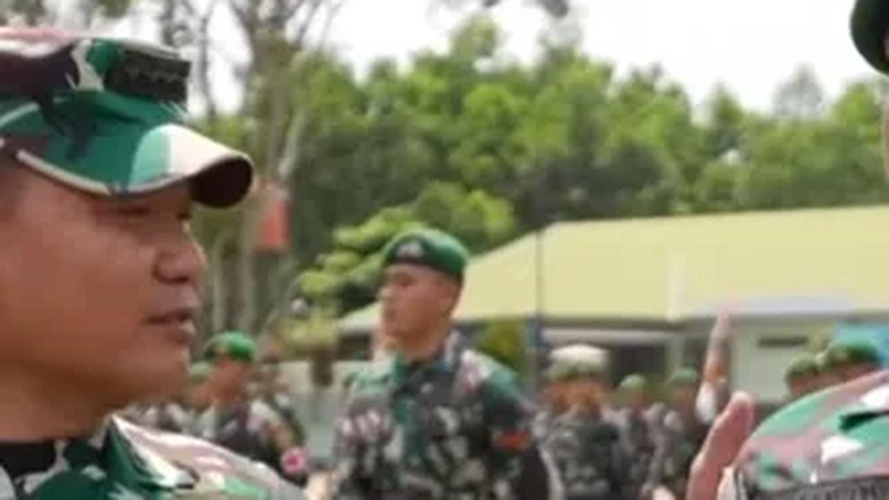 Dengan tegas, Tamtama tersebut menjawab setiap pertanyaan yang dilempar oleh Dudung Abdurachman.