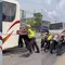 Tangkapan layar video aksi heroik polantas di Lampung Selatan bantu dorong bus mogok (Liputan6.com/Istimewa)