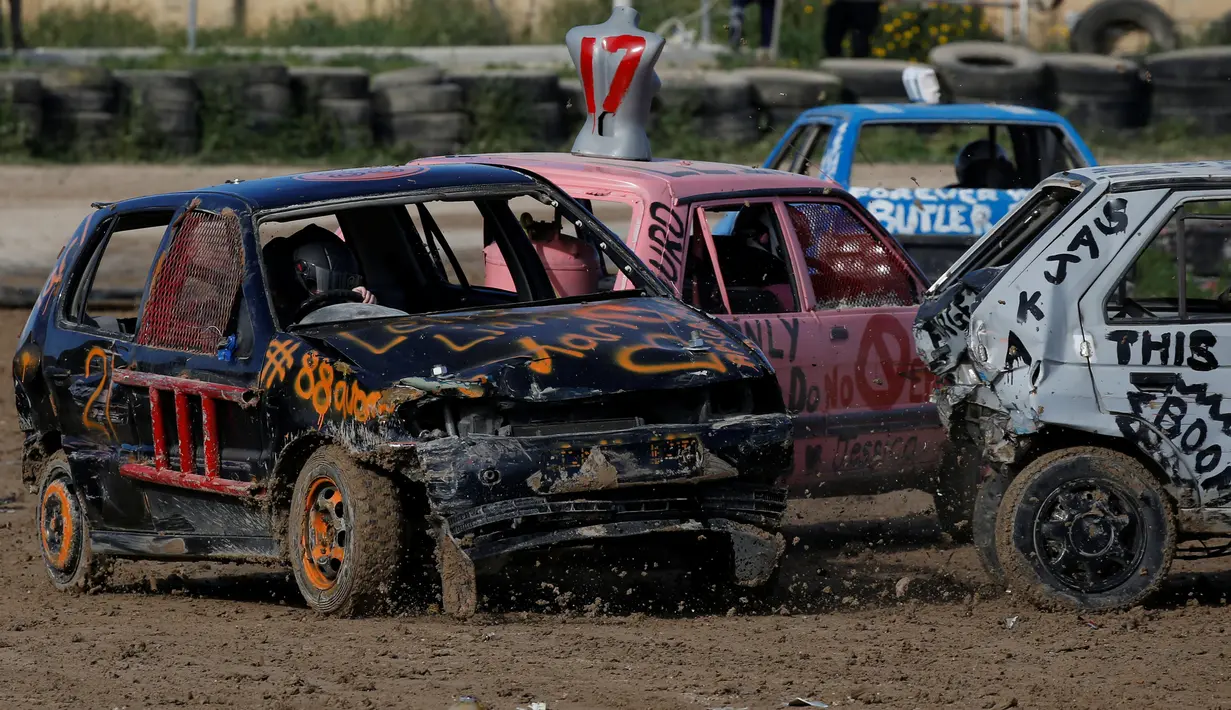 Pengemudi berkompetisi saling menghancurkan mobil 'Demolition Derby'  di Ta 'Qali, Malta pada 10 Maret 2019. Acara ini merupakan demolition derby wanita pertama yang diselenggarakan Association of Motor Sports and Cars. (REUTERS/Darrin Zammit Lupi)