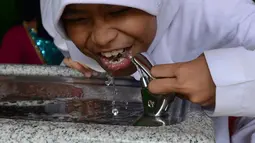 Siswa meminum air bersih langsung dari keran di SDN 03 dan SDN 04 Penjaringan, Jakarta, Jumat (22/3). Kegiatan ini dilakukan untuk memperingati Hari Air Sedunia 2019. (merdeka.com/Imam Buhori)