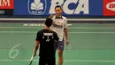 Pebulutangkis Indonesia, Sony Dwi Kuncoro bersalaman dengan Sattawat Pongnairat usai bertanding di BCA Indonesia Open Superseries Premier 2015 di Jakarta, Selasa (2/6/2015). Sony menang dengan skor 17-21, 21-13, 21-2. (Liputan6.com/Andrian M Tunay)
