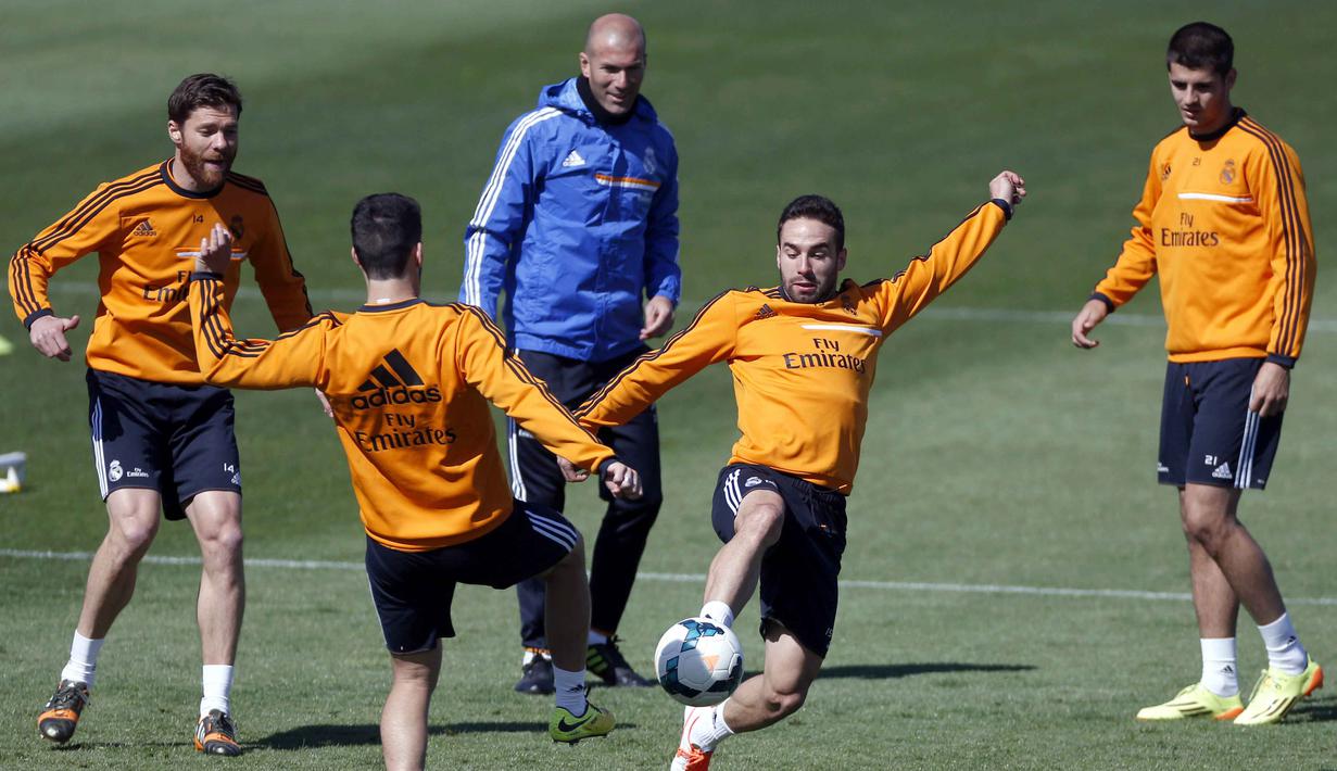 Zinedine Zidane (tengah) mengawasi para pemain Real Mdrid yang sedang berlatih di Kompleks Valdebebas Sports,Madrid, Spanyol (25/04/2014). (EPA/Javier Lizon)