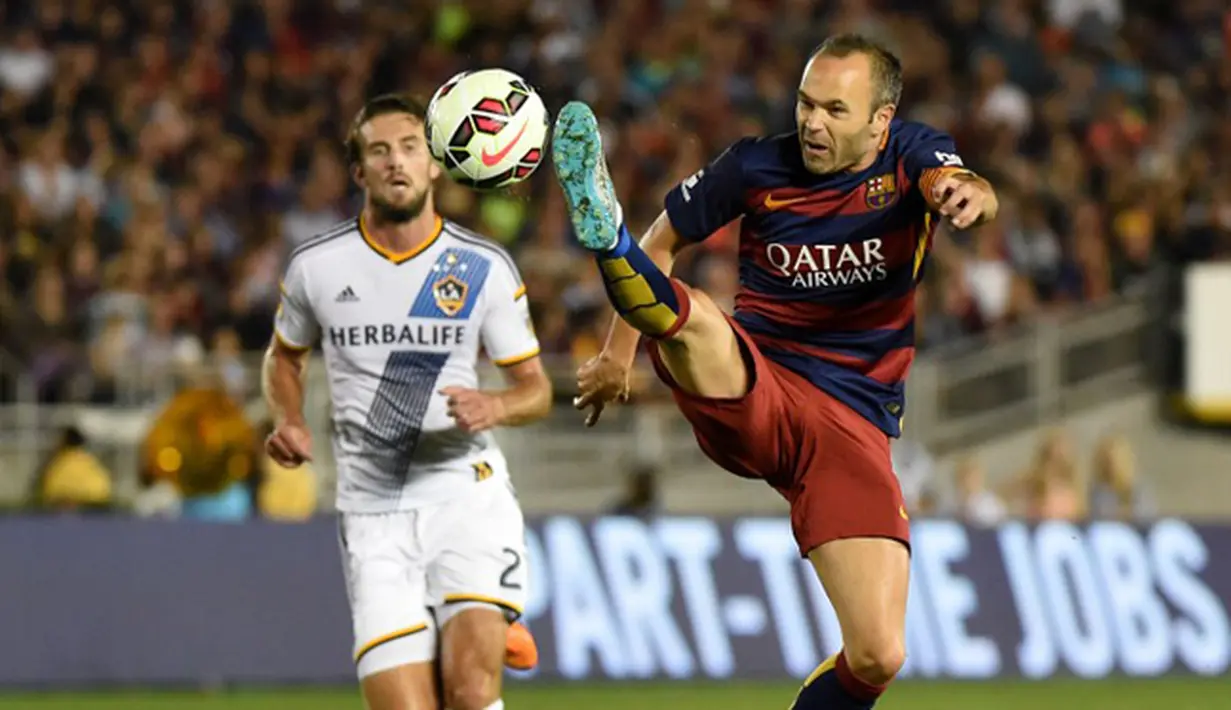 Gelandang Barcelona, Andreas Iniesta (kanan) mengontrol bola dari kejaran bek LA Galaxy, Todd Dunivant pada laga International Champions Cup 2015 di Rose Bowl, California, Rabu (22/7/2015). Barcelona menang 2-1 atas LA Galaxy. (AFP PHOTO/MARK RALSTON)