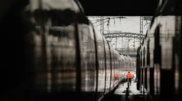 Seorang karyawan kereta api berjalan di stasiun kereta api utama di Munich, Jerman, pada tanggal 8 Desember 2023. (Michaela Rehle/AFP)