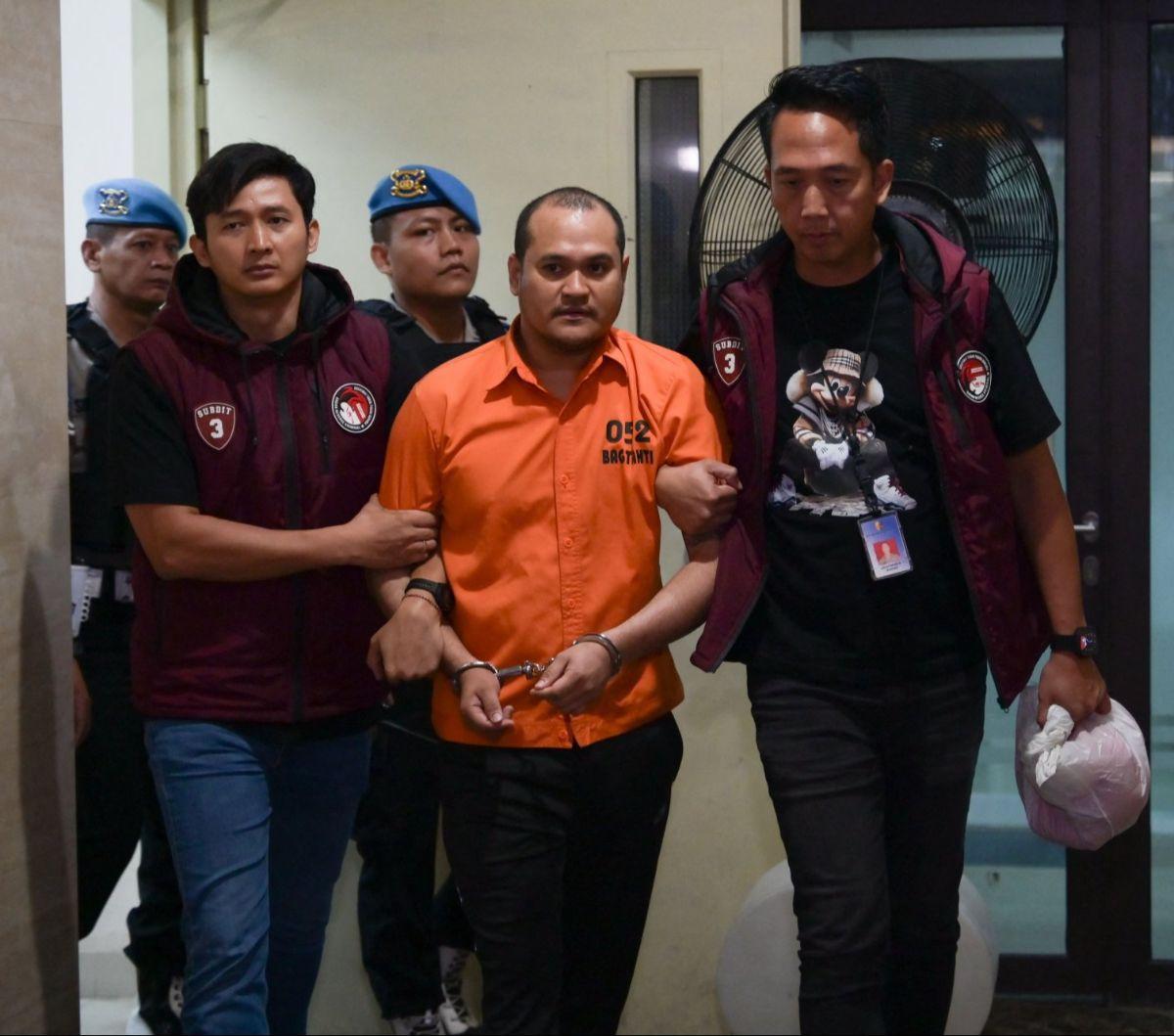 Buronan paling dicari asal Thailand,&nbsp;Chaowalit Thongduang mendapatkan pengawalan ketat saat diringkus di Kantor Bareskrim Polri, Jakarta, Selasa (4/5/2024).&nbsp;Chaowalit, yang dikenal dengan julukan "Pang Na Node", ditangkap di Bali setelah berbula