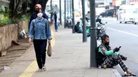 Warga berjalan di trotoar Jalan Blora, Dukuh Atas Jakarta, Kamis (21/1/2021). Untuk mencegah penyebaran virus COVID-19, pemerintah memperpanjang pemberlakuan pembatasan kegiatan masyarakat (PPKM) di Jawa-Bali selama 14 hari kedepan, mulai 26 Januari-8 Februari 2021. (Liputan6.com/Helmi Fithriansyah)
