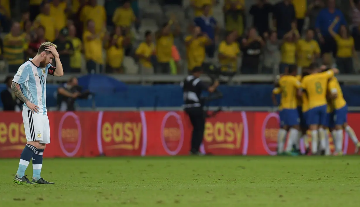 Ekspres Lionel Messi saat timnya kebbolan melawan Brasil pada laga  Kualifikasi Piala Dunia 2018 zona Amerika Selatan di Stadion Governador Magalhaes Pinto, Belo Horizonte, Kamis (10/11/2016). (AFP/Douglas Magno)