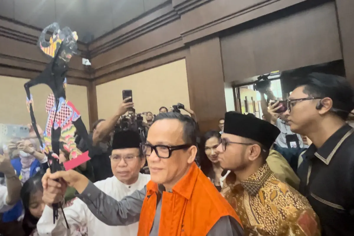 Noel Ebenezer mengucapkan terima kasih atas dukungan yang diberikan pria berkopiah hitam tersebut. Setelah itu, ia meminta izin untuk segera menempati kursi terdakwa agar persidangan dapat dimulai. (Liputan6/M Radityo Priyasmoro)