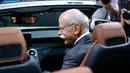 CEO Daimler, Dieter Zetsche saat berada di dalam mobil Mercedes - Benz Concept IAA saat dipamerkan di Berlin , Jerman , (6/4). Mobil ini kabarnya memiliki mesin 2 mobil dalam satu mesin. (REUTERS / Hannibal Hanschke)